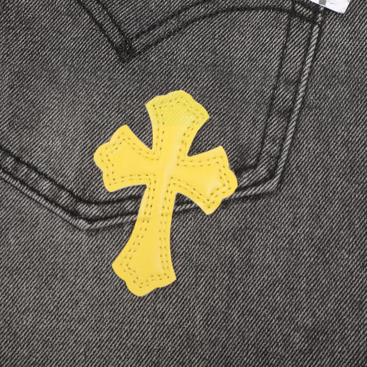 P280 GALLERY DEPT & Chrome heart Co-branded colorful leather cross loose washed flared jeans that truly restore the ultimate vintage texture. The original hardware and accessories are washed and other elevators. The QR code analysis is all purchased from the original factory. The degree of restoration is high. You are welcome to compare with a certain product ~ Three-dimensional version Loose and comfortable without being too picky about your body shape Make you taller and slimmer Factory Seiko Original factory quality control Same style for men and women Can be matched with couples Versatile recommendation Necessary jeans D332 for all seasons Trendy people have been disappointed. From the quality selection of fabrics, the tailoring of details, and the matching of patterns, everything is impeccable! The upper body is so handsome when worn...it can be easily worn by men, women and children! The craftsmanship is made of heavy-duty washed pure cotton denim fabric. After washing, it is soft and thick and looks very stylish when worn. Size: 28/30/32/34/36 Waist: 70/75/80/85/90 Knee: 44.5/46/47.5/49/50.5 Pants length: 102/104/106/108/110